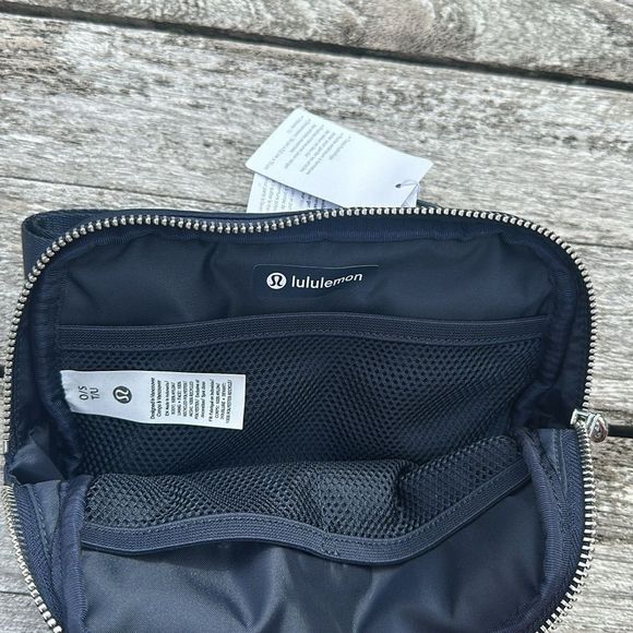 Lululemon Everywhere Belt Bag 1L True Navy silver - Picture 6 of 6